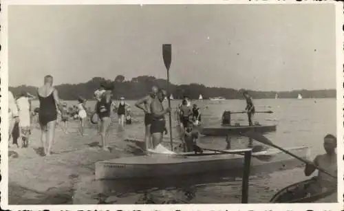 Ak Ostseebad Timmendorfer Strand, Badegäste am Strand, Boote im Wasser, sommerliche Stimmung