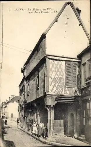 Ak Sens Yonne, Haus im Fachwerkstil, Straße, Kinder auf dem Weg,  aus 1908