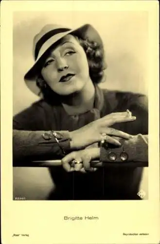 Ak Schauspielerin Brigitte Helm, bekannt aus Metropolis, Portrait mit Zigarette