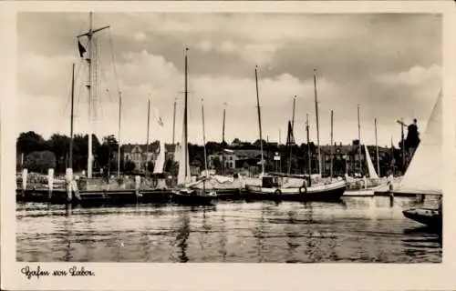 Ak Ostseebad Laboe, Hafenansicht mit Segelbooten, dunkle Wolken, Wasseroberfläche reflektiert