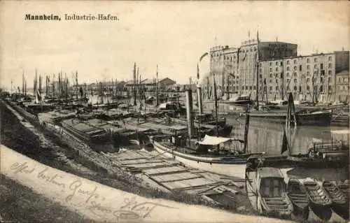 Ak Mannheim in Baden, Industriehafen, zahlreiche Boote, Gebäude im Hintergrund,  