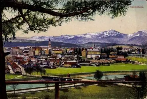 Ak Traunstein in Oberbayern, Blick auf die Stadt  Berge im Hintergrund, Fluss im Vordergrund