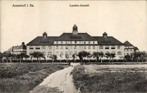 Ak Arnsdorf in Sachsen, Vorderansicht eines großen Gebäudes, Landes-Anstalt, Straßenansicht mit B