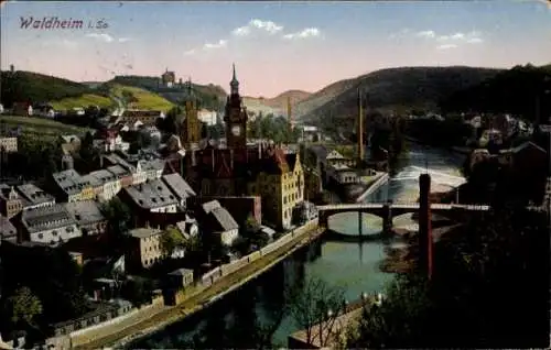 Ak Waldheim in Sachsen, Stadtansicht von  Fluss und Brücke,  Architektur