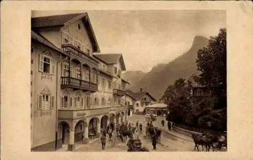 Ak Oberammergau in Oberbayern, Vorderansicht des Kurhotels Wittelsbach, Bergansicht, Menschen mit
