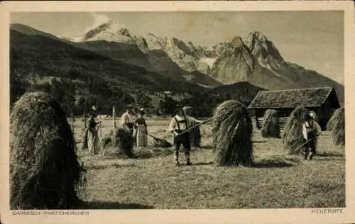 Ak Garmisch Partenkirchen in Oberbayern, Heuernte, Trachten, Alpen