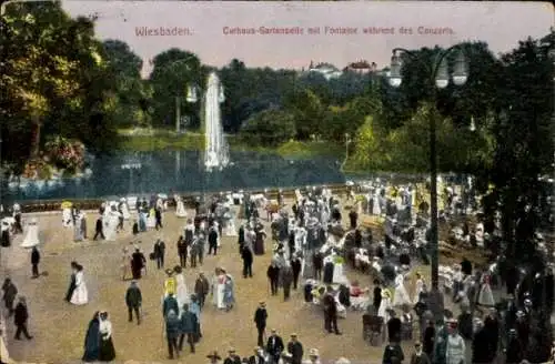 Ak Wiesbaden in Hessen,  Curhaus-Gartenseite mit Fontaine, Konzertbesucher, Bäume