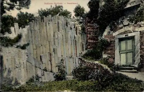 Ak Altstadt Stolpen in Sachsen, Schloss  Basaltwand,  Architektur, Natur, grüne Tür