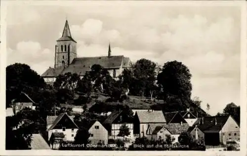 Ak Obermarsberg Marsberg im Sauerland, Luftkurort  Blick auf die Stiftskirche, ländliche Umgebung