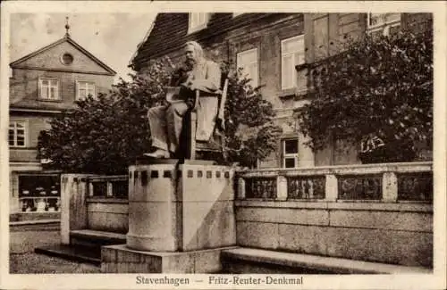 Ak Reuterstadt Stavenhagen in Mecklenburg, Denkmal von Fritz Reuter, Statue, Hausfassaden, Stadtp