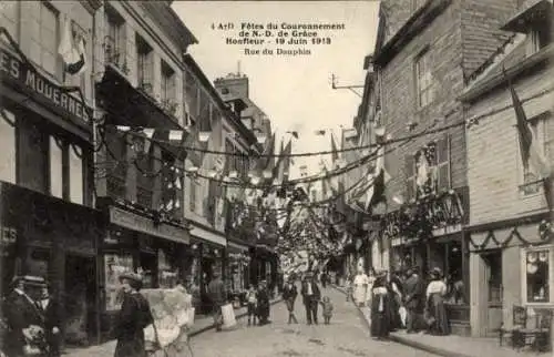 Ak Honfleur Calvados, Fête des Couronnements, N.-D. de Grâce, Straßenansicht, Menschen, Dekoratio