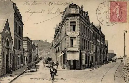 Ak Honfleur Calvados, Stadtansicht mit Hotel, Straßenleben, Poststempel sichtbar