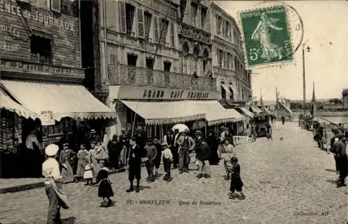 Ak Honfleur Calvados, Straßenszene, Menschen, Café,  Architektur, Hafenblick