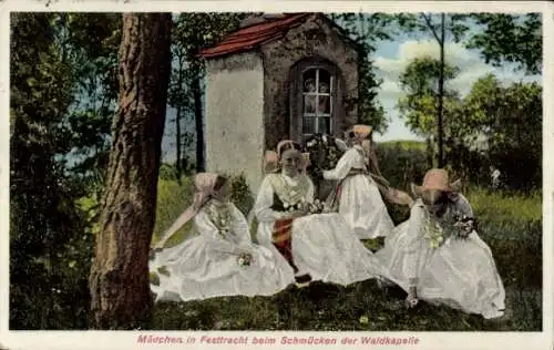 Ak Wendenland, Mädchen in Festtracht beim Schmücken der Waldkapelle