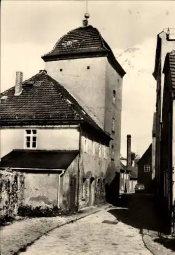 Ak Bischofswerda in Sachsen, Fotografie eines alten Turms, gepflasterte Straße, sanierte Häuser, 