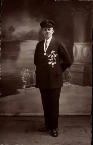 Ak Szczecin Stettin Pommern, Mann mit Medaillen in Uniform, nostalgischer Hintergrund
