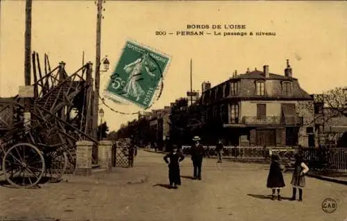 CPA Persan Val-d'Oise, Le passage à niveau