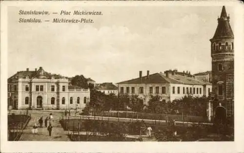 Ak Stanisławów Stanislau Ukraine, Mickiewicz-Platz,  Gebäude, Menschen im Hintergrund