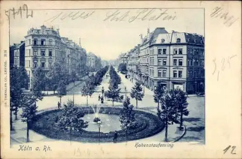 Ak Köln am Rhein, Blick auf Straße mit Bäumen, Brunnen in der Mitte, alte Gebäude, schwarz-weiß