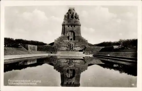 Ak Dösen Leipzig in Sachsen, Völkerschlachtdenkmal, Wasserreflexion,  Architektur