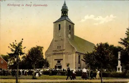 Ak Burg im Spreewald, Kirche, Menschenmenge, Kirchgänger,  Atmosphäre