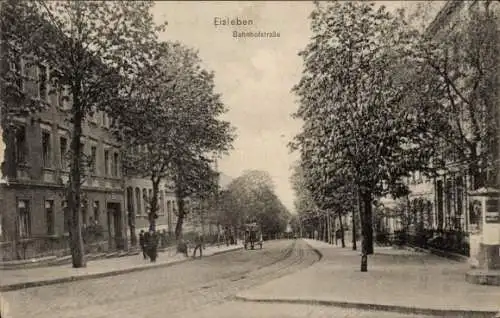 Ak Lutherstadt Eisleben, Bahnhofstraße, Straßenansicht, Bäume,  Architektur