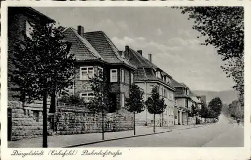 Ak Dingelstädt im Eichsfeld Thüringen, Bahnhofstraße, Häuserzeile, Bäume, schwarz-weiß,  Ansicht