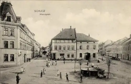 Ak Schleiz im Vogtland Thüringen,  Nicolalplatz, s Gebäude, Menschen auf der Straße
