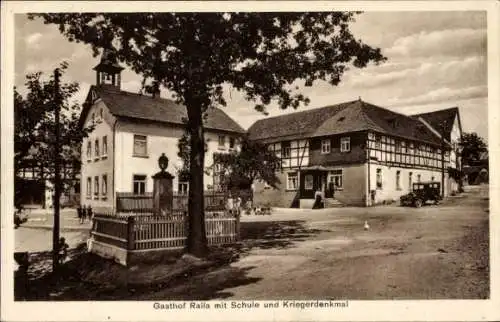 Ak Raila Saalburg Ebersdorf Thüringen, Gasthof Raila, Schule, Kriegerdenkmal, sepia, Landschaft