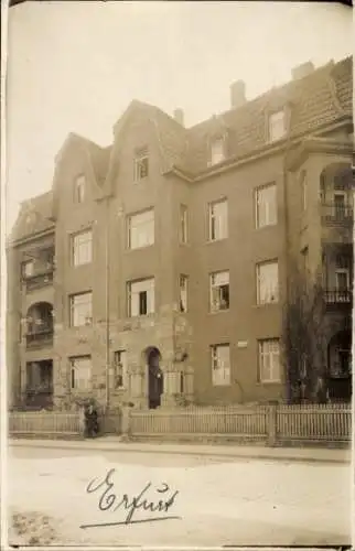 Ak Erfurt in Thüringen, Sicht auf ein Wohnhaus in   Fotografie, unscharf