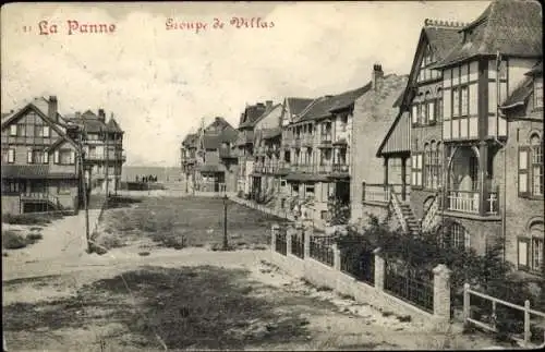 Ak La Panne De Panne Westflandern, Groupe de Villas, Mehrfamilienhäuser, Strand im Hintergrund