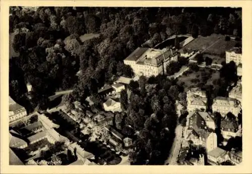 Ak Bad Nauheim in Hessen, Luftbildaufnahme von  Wälder, Gebäude, Stadtansicht