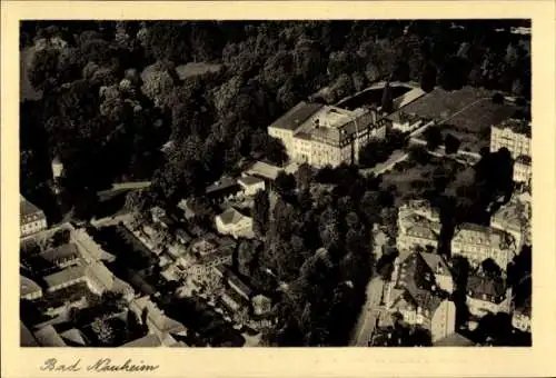 Ak Bad Nauheim in Hessen, Luftaufnahme von  zahlreiche Bäume,  Gebäude, Stadtansicht