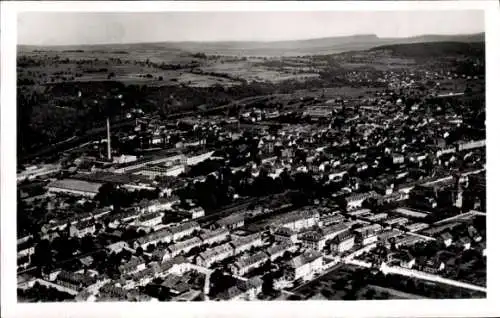 Ak Lörrach in Baden, Luftaufnahme von Lörrach, zahlreiche Gebäude, ländliche Umgebung