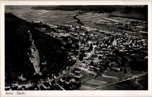 Ak Dahn in der Pfalz, Luftaufnahme von Dahn, 1951, detaillierte Landschaftsansicht,  Architektur