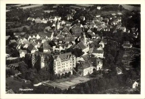 Ak Neuenstein in Hessen, Luftaufnahme, Stadtansicht,  Architektur, kleine Häuser, Landschaft