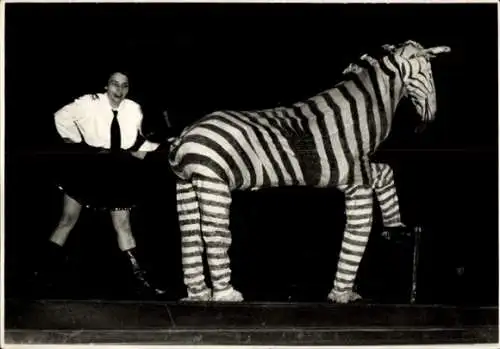 Foto Ak Zirkus, Dompteurin, Mensch als Zebra verkleidet