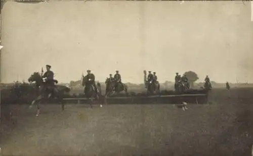 Foto Ak Haguenau Hagenau im Elsass Bas Rhin, Truppenübungsplatz, Hindernisrennen