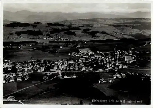 Ak Lindenberg im Allgäu Schwaben, Schwarz-Weiß-Ansicht von Lindenberg, Berglandschaft, Häuser, Fl