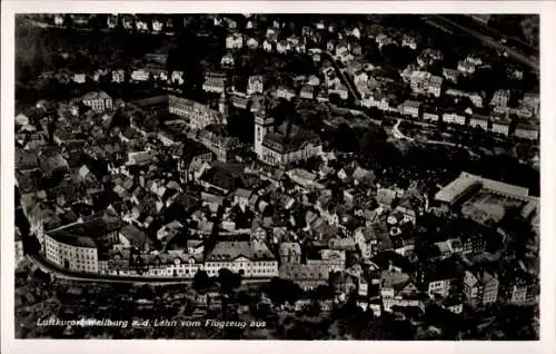 Ak Weilburg an der Lahn Hessen, Luftaufnahme von  Blick vom Flugzeug, Häuser, Kirchturm