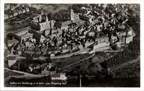 Ak Weilburg an der Lahn Hessen, Luftkurort, Stadtansicht vom Flugzeug,  Gebäude