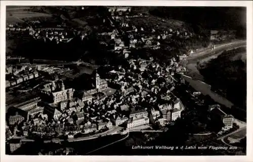 Ak Weilburg an der Lahn Hessen, Luftaufnahme von  Stadtansicht, Landschaft, Fluss