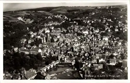 Ak Wetzlar an der Lahn, Luftaufnahme,   Stadtansicht, Brücke über den Fluss