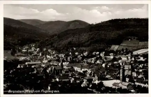 Ak Bad Bergzabern an der Weinstraße Pfalz, Luftaufnahme von  Pfalz, Berge im Hintergrund
