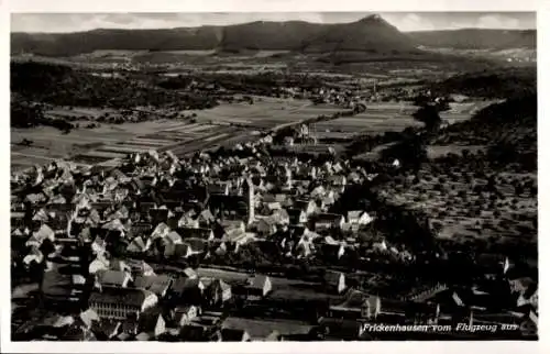Ak Frickenhausen am Neckar Württemberg, Luftaufnahme von  Berg im Hintergrund,  Architektur