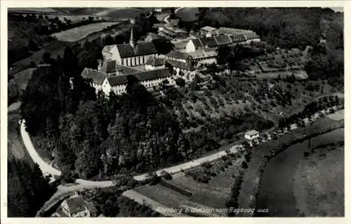 Ak Altenberg im Erzgebirge, Luftaufnahme von  Kloster, Wald, Straße, Fluss
