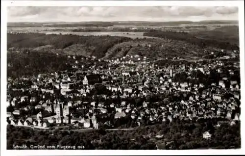 Ak Schwäbisch Gmünd in Württemberg, Luftaufnahme von  Gebirgslandschaft,  Gebäude