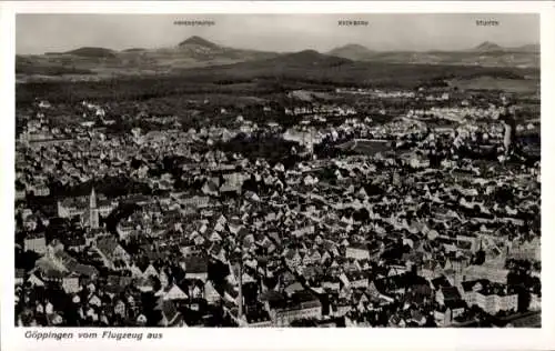 Ak Göppingen in Württemberg, Luftaufnahme von  Berge im Hintergrund, fotographische Darstellung