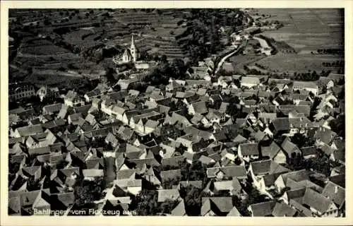 Ak Bahlingen am Kaiserstuhl, Luftaufnahme von  Kirchengebäude, viele Dächer