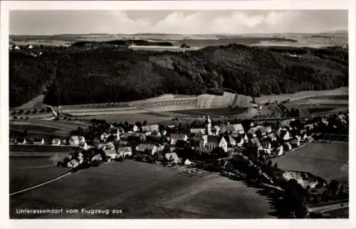 Ak Unteressendorf Hochdorf an der Riß Oberschwaben, Luftaufnahme von  Landschaft, Häuser, Kirche